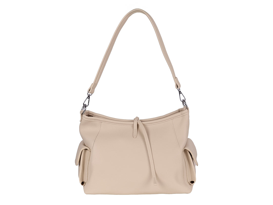 Bolsa de hombro color beige con textura lisa y un accesorio colgante en forma de cerezas rojas.