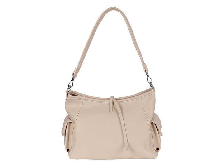 Bolsa de hombro color beige con textura lisa y un accesorio colgante en forma de cerezas rojas.