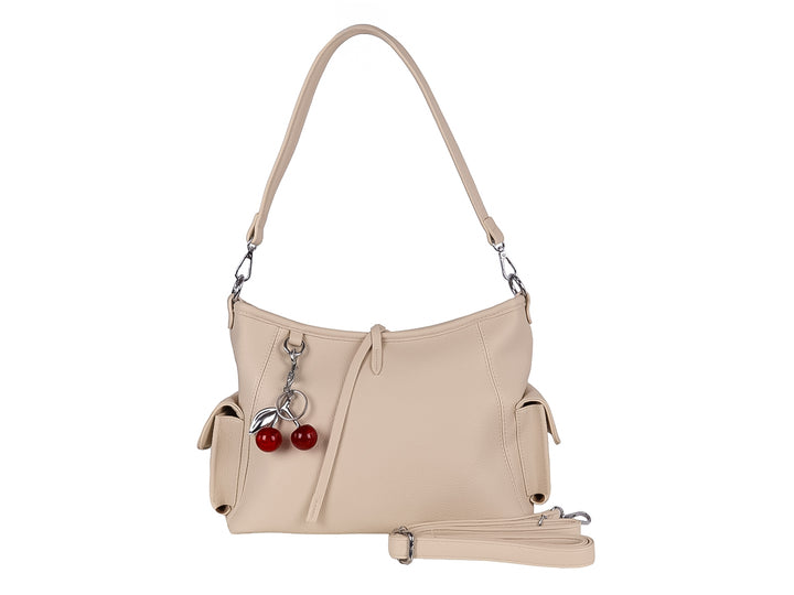 Bolsa de hombro color beige con textura lisa y un accesorio colgante en forma de cerezas rojas.