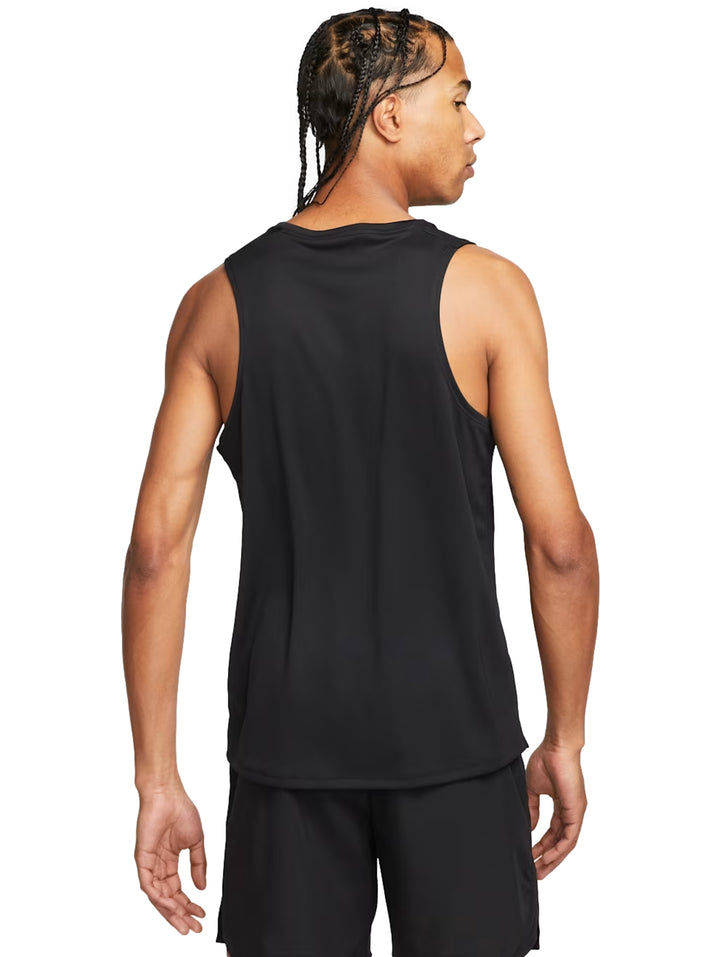 Hombre vistiendo una camiseta sin mangas Nike de color negro y pantalones cortos deportivos.