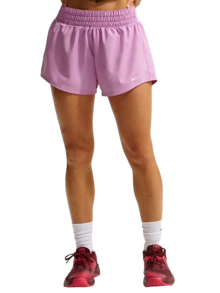 Shorts deportivos Nike de color magenta claro con cintura elástica y logo blanco.