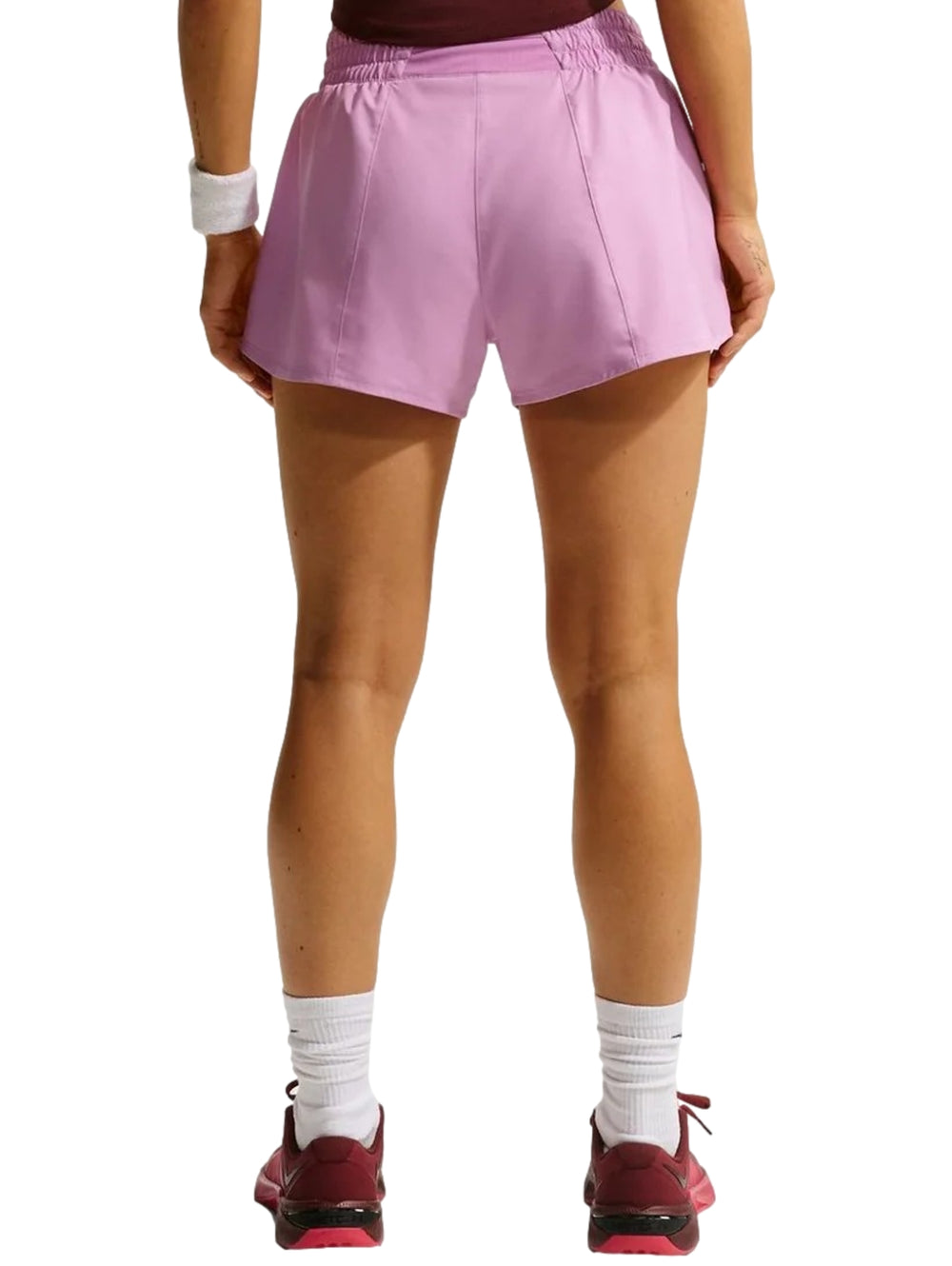 Shorts deportivos Nike de color magenta claro con cintura elástica y logo blanco.