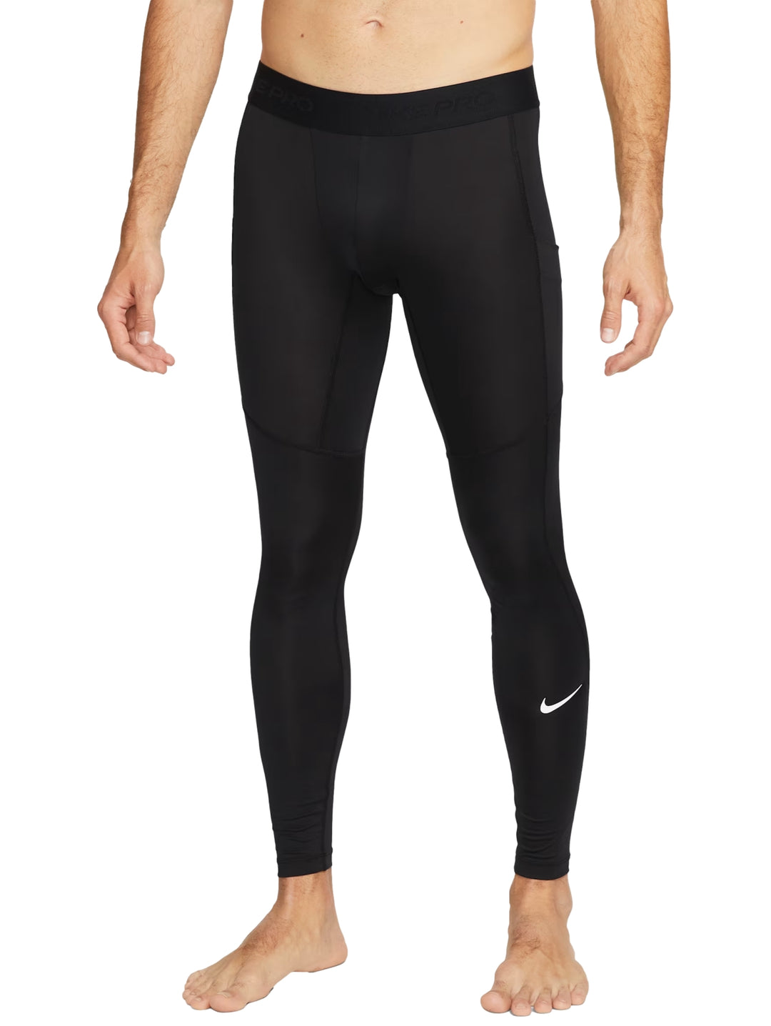 Leggings deportivos Nike de color negro ajustados al cuerpo con logotipo blanco en la pierna.