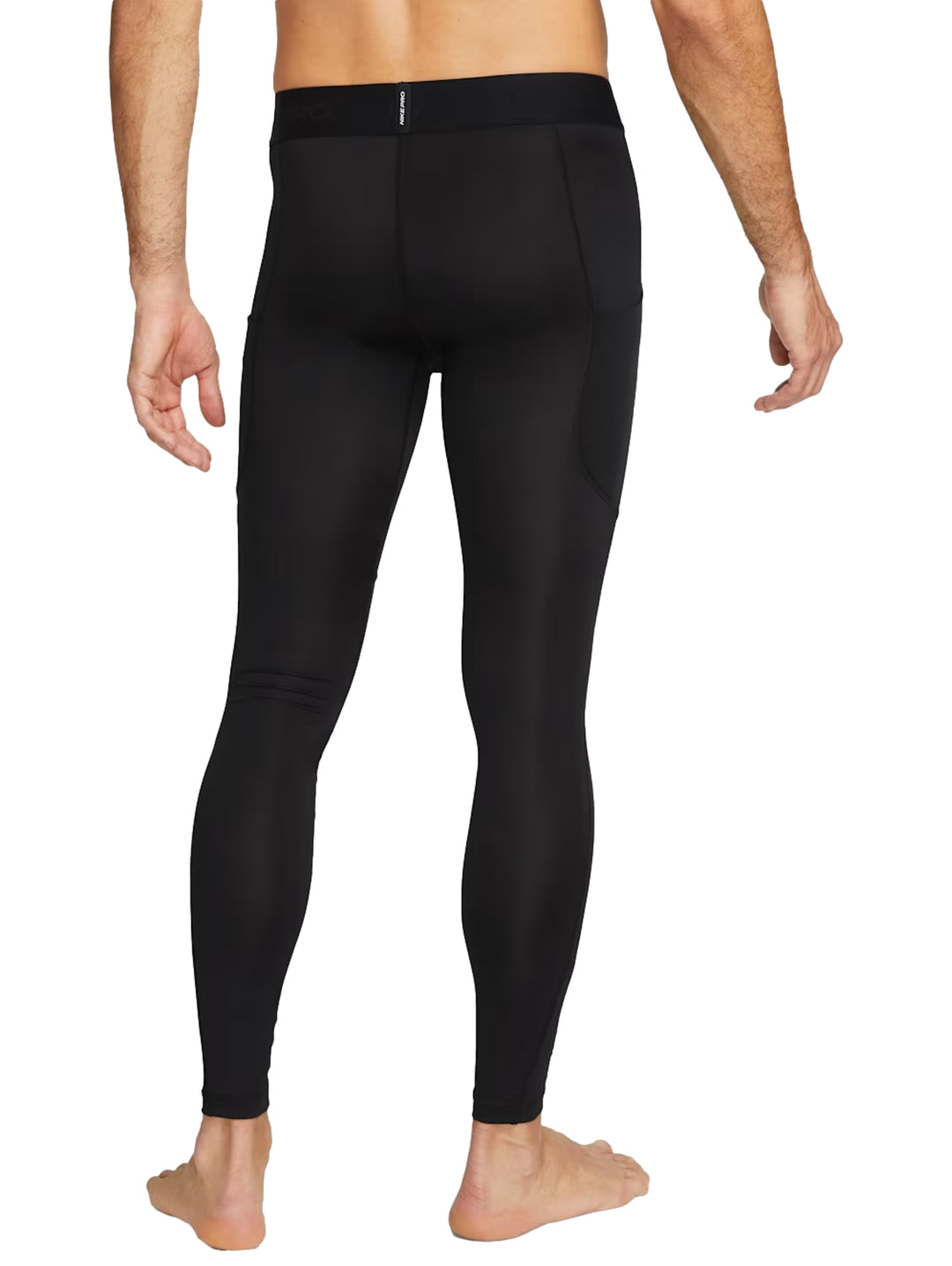Leggings deportivos Nike de color negro ajustados al cuerpo con logotipo blanco en la pierna.