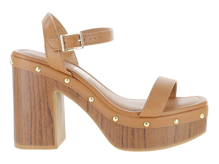 Sandalia de plataforma color camel con tacón efecto madera y detalles de estoperoles dorados.