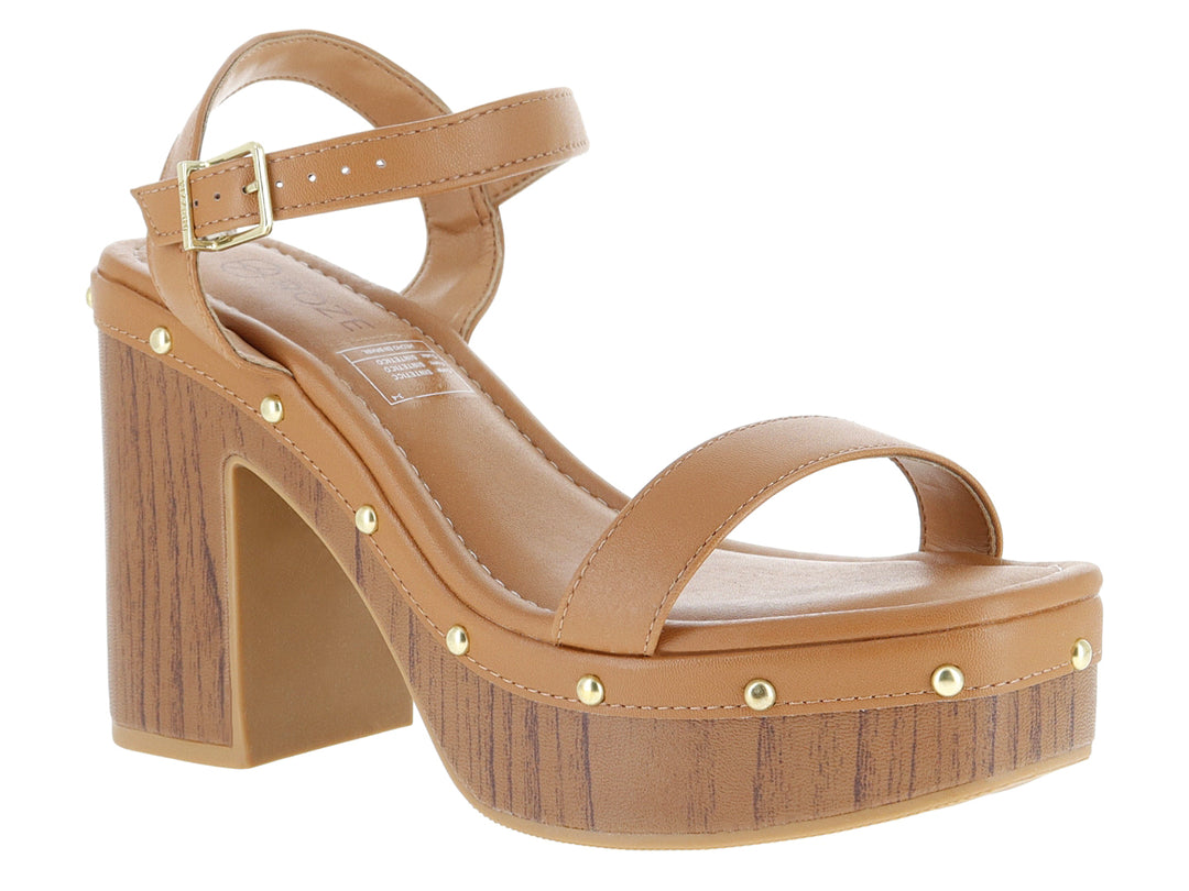 Sandalia de plataforma color camel con tacón efecto madera y detalles de estoperoles dorados.