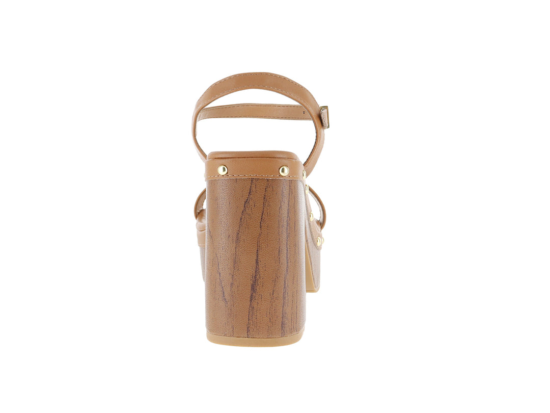 Sandalia de plataforma color camel con tacón efecto madera y detalles de estoperoles dorados.