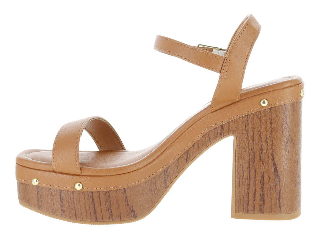 Sandalia de plataforma color camel con tacón efecto madera y detalles de estoperoles dorados.