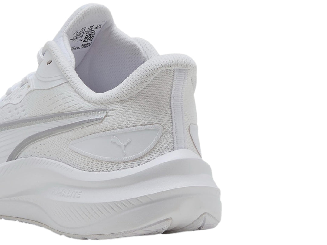 Tenis deportivos PUMA Skyrocket Lite 2 en color blanco con detalles en plata, vista lateral.
