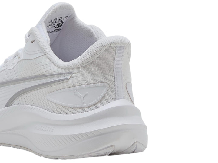 Tenis deportivos PUMA Skyrocket Lite 2 en color blanco con detalles en plata, vista lateral.