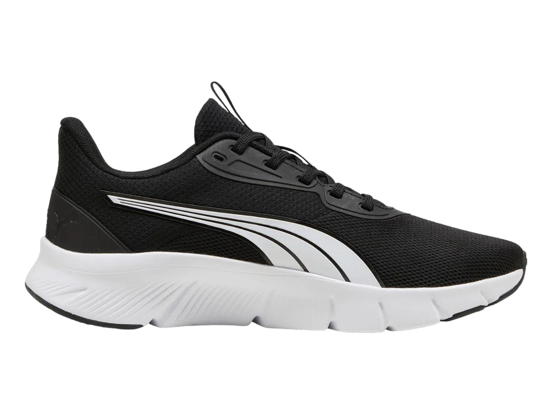 Tenis deportivos PUMA para niños en color negro con suela blanca y franja lateral blanca y plata.