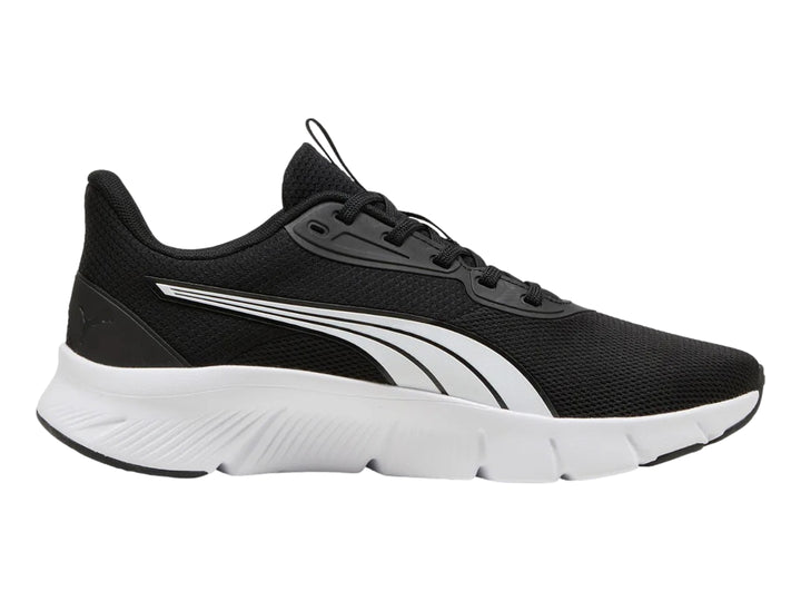 Tenis deportivos PUMA para niños en color negro con suela blanca y franja lateral blanca y plata.
