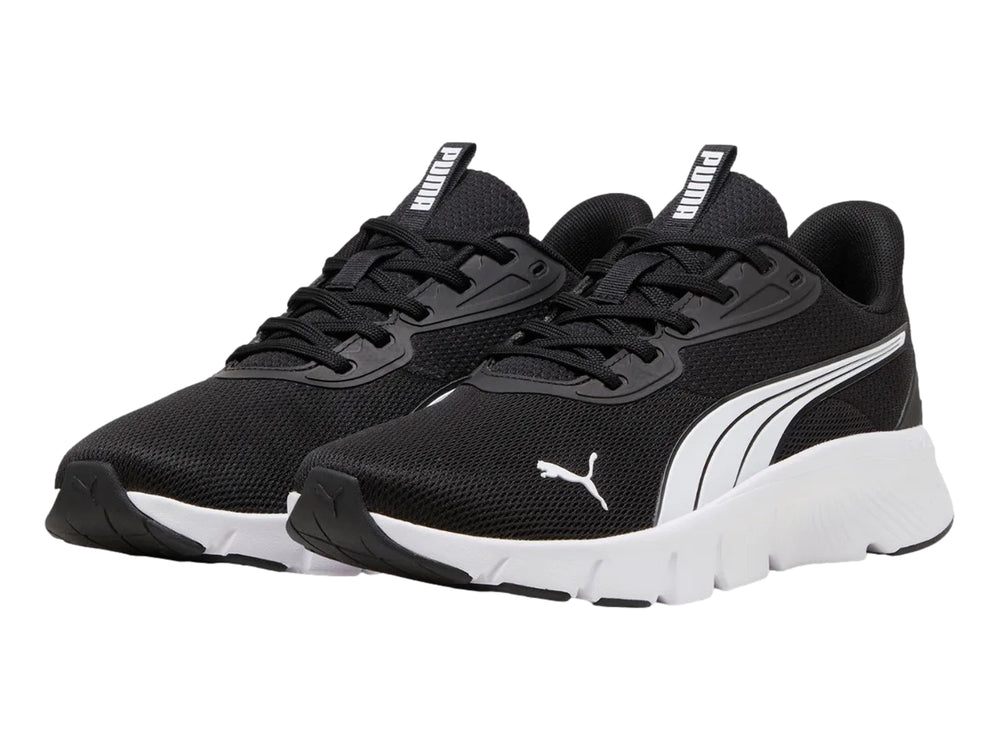 Tenis deportivos PUMA para niños en color negro con suela blanca y franja lateral blanca y plata.