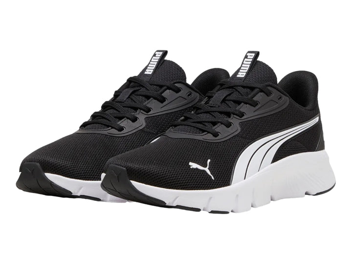Tenis deportivos PUMA para niños en color negro con suela blanca y franja lateral blanca y plata.