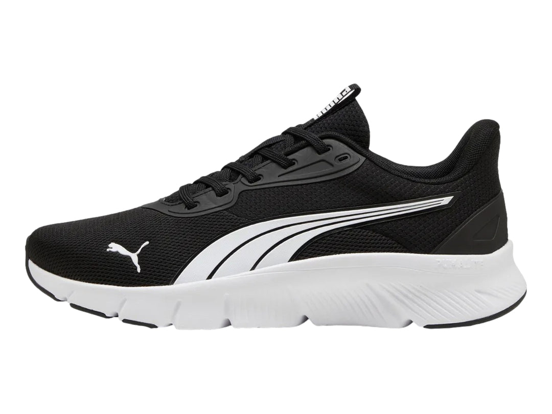 Tenis deportivos PUMA para niños en color negro con suela blanca y franja lateral blanca y plata.