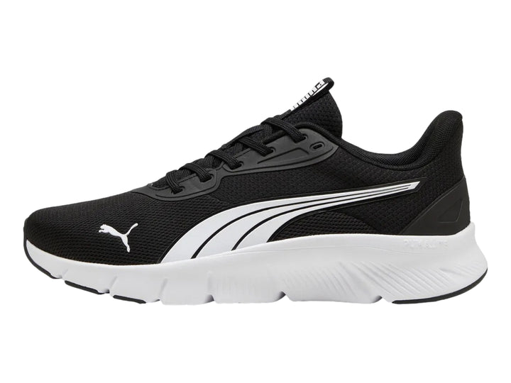 Tenis deportivos PUMA para niños en color negro con suela blanca y franja lateral blanca y plata.