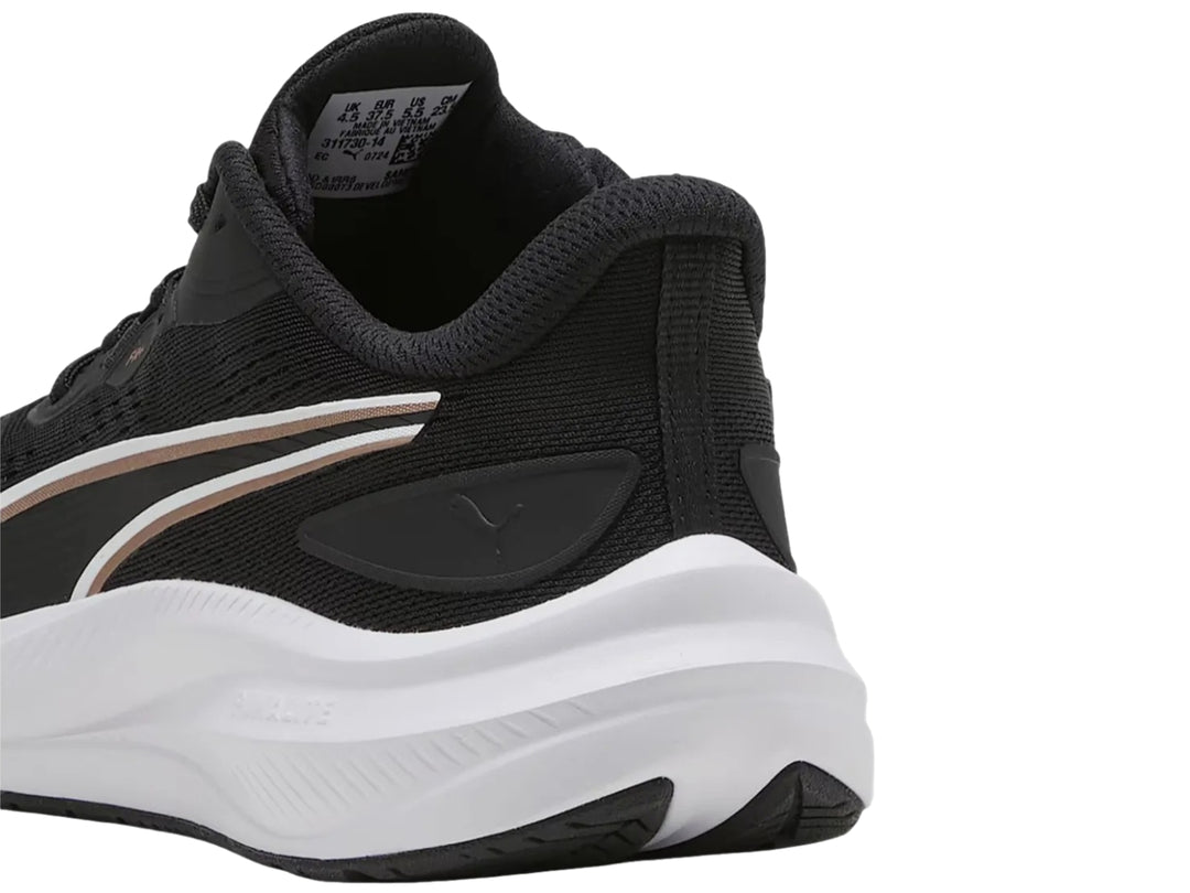 Tenis deportivos PUMA Skyrocket Lite 2 en color negro con detalles dorados y suela blanca para mujer.