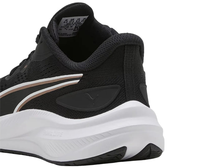 Tenis deportivos PUMA Skyrocket Lite 2 en color negro con detalles dorados y suela blanca para mujer.