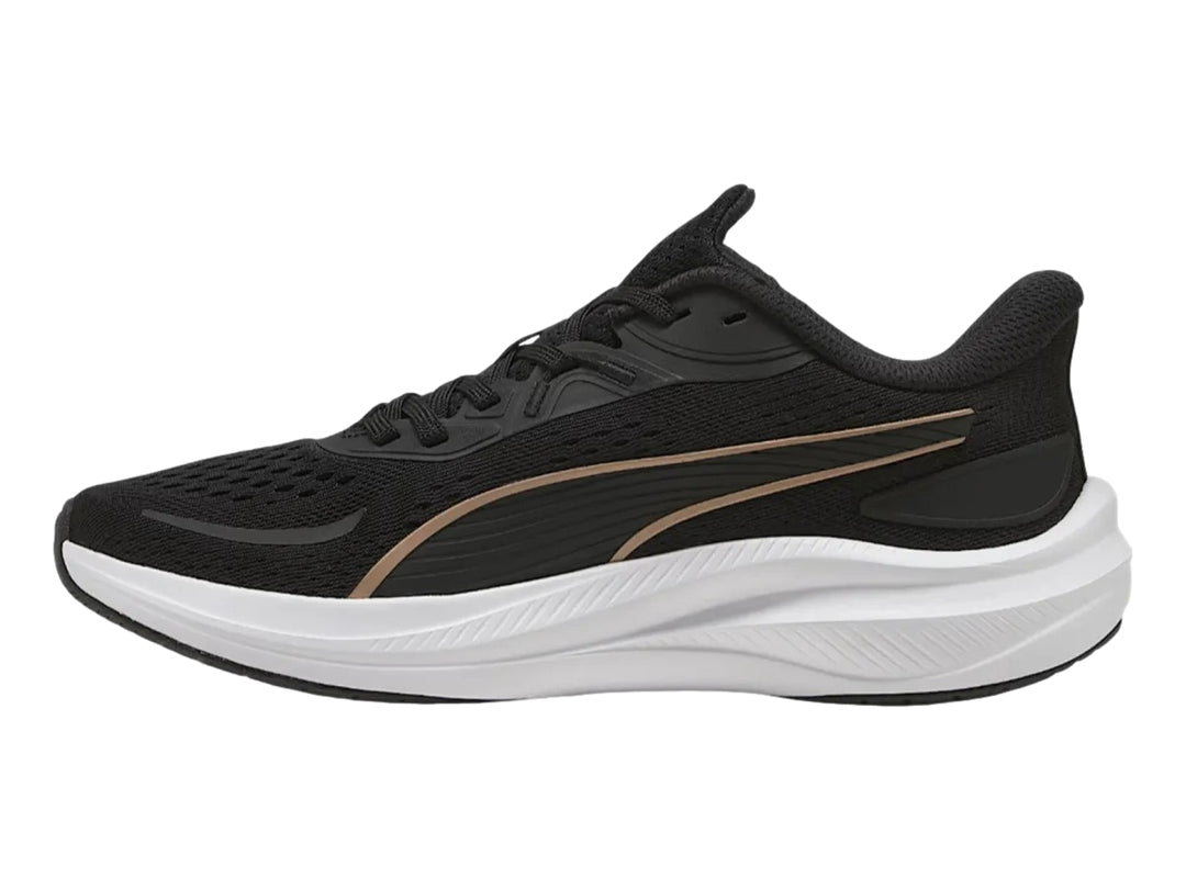 Tenis deportivos PUMA Skyrocket Lite 2 en color negro con detalles dorados y suela blanca para mujer.