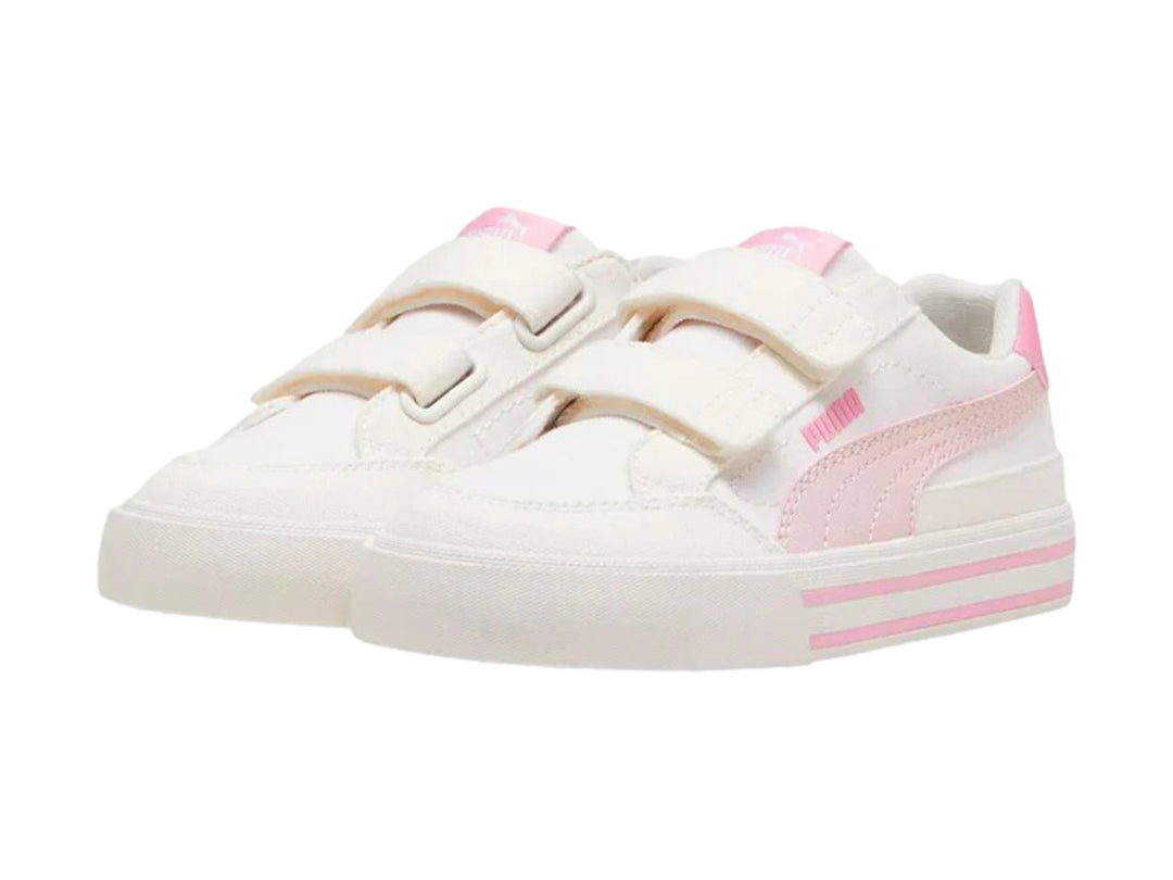 Tenis PUMA blancos para niña con detalles en rosa y cierres de velcro.