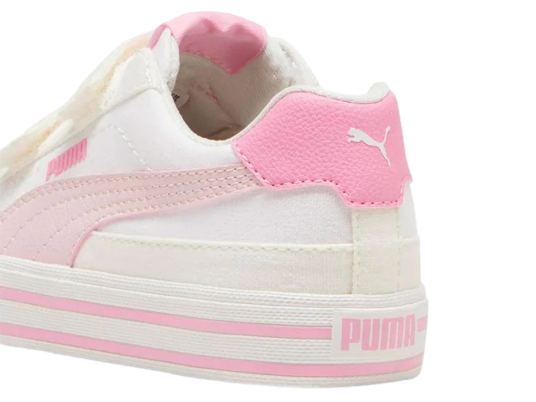 Tenis PUMA blancos para niña con detalles en rosa y cierres de velcro.
