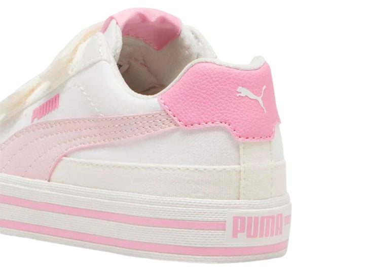 Tenis PUMA blancos para niña con detalles en rosa y cierres de velcro.