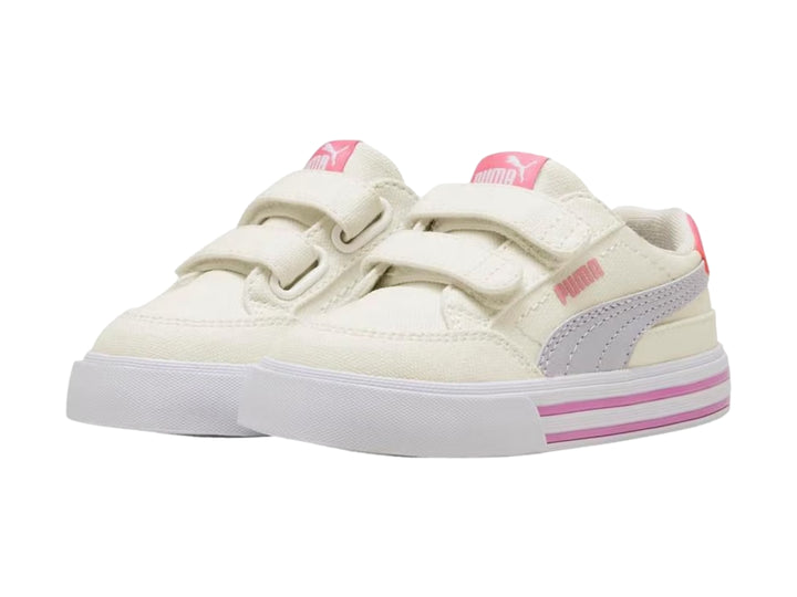 Tenis PUMA blancos con detalles en rosa y cierre de velcro para niños.