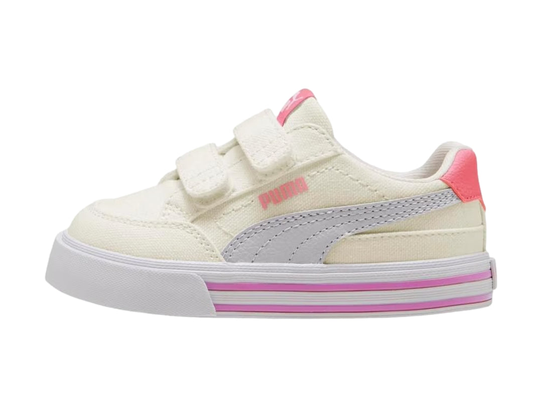 Tenis PUMA blancos con detalles en rosa y cierre de velcro para niños.