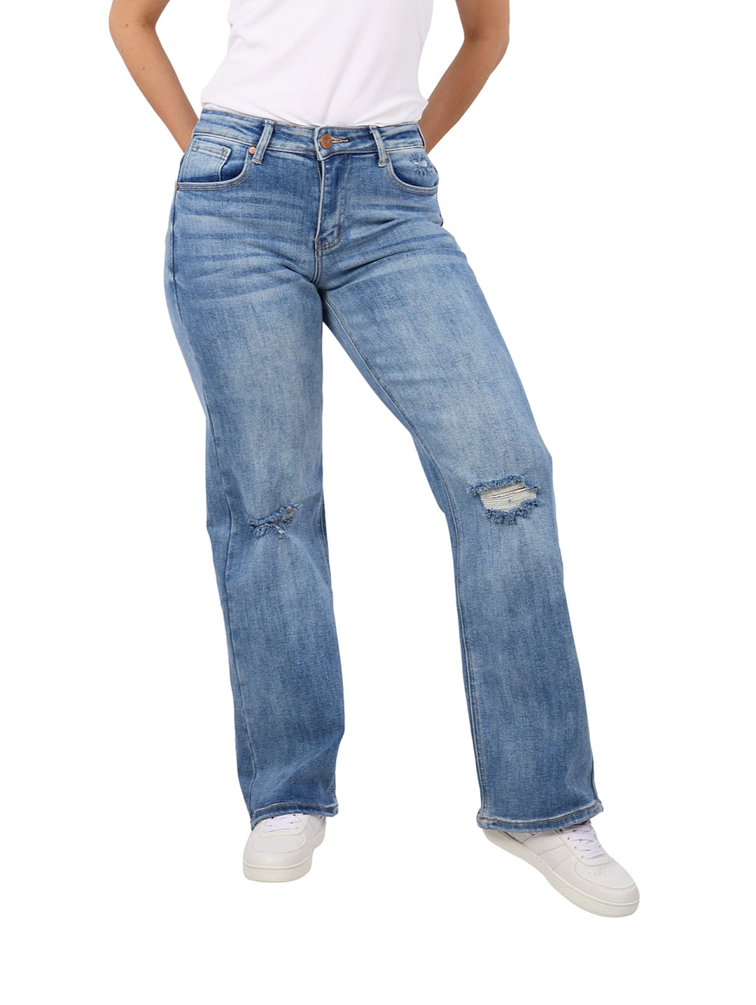Pantalones de mezclilla azul oscuro de corte ancho con detalles de destrucción en las rodillas.