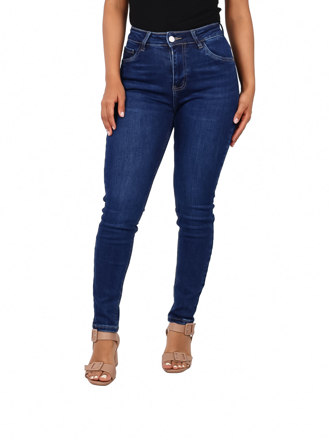 Mujer vistiendo pantalones jeans ajustados color stone oscuro.