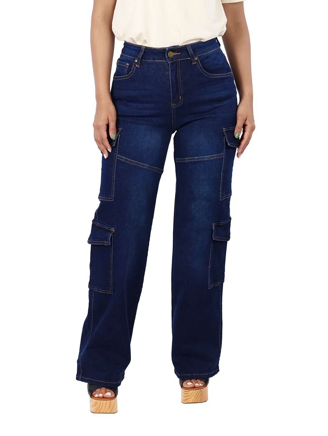 Pantalones cargo de mezclilla color azul oscuro con bolsillos laterales y costuras doradas.
