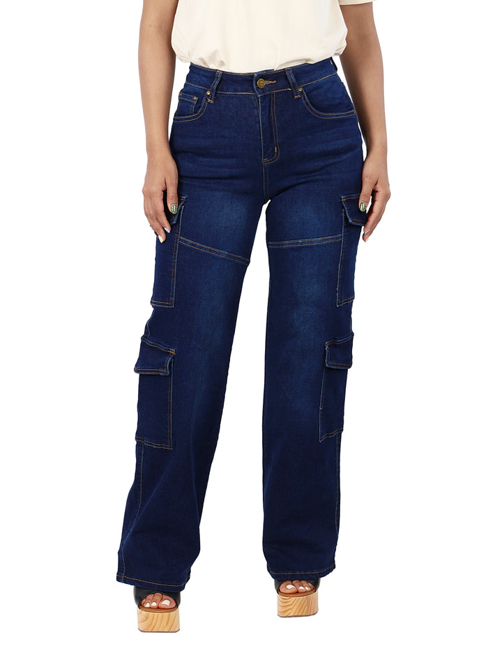 Pantalones cargo de mezclilla color azul oscuro con bolsillos laterales y costuras doradas.