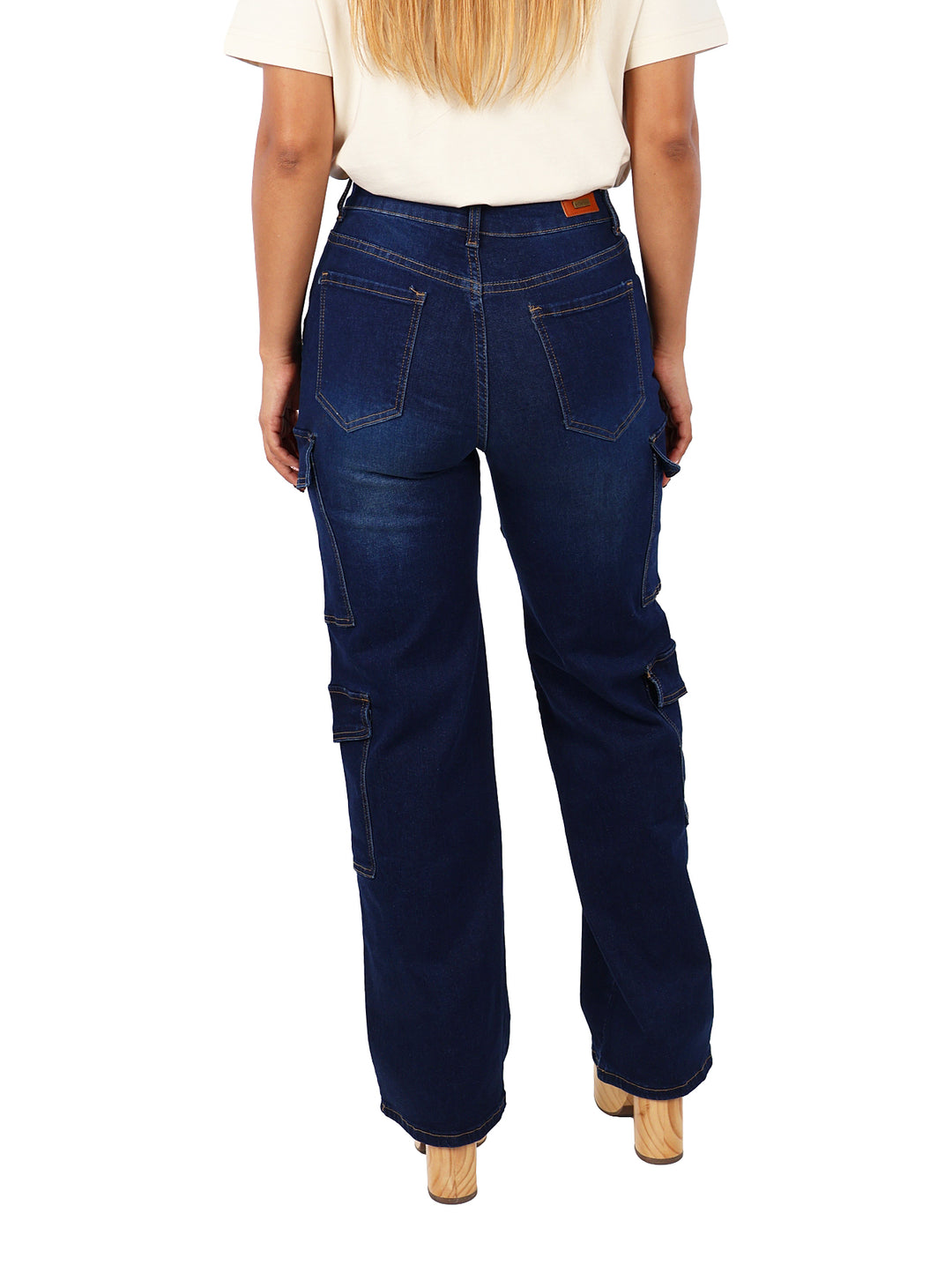 Pantalones cargo de mezclilla color azul oscuro con bolsillos laterales y costuras doradas.