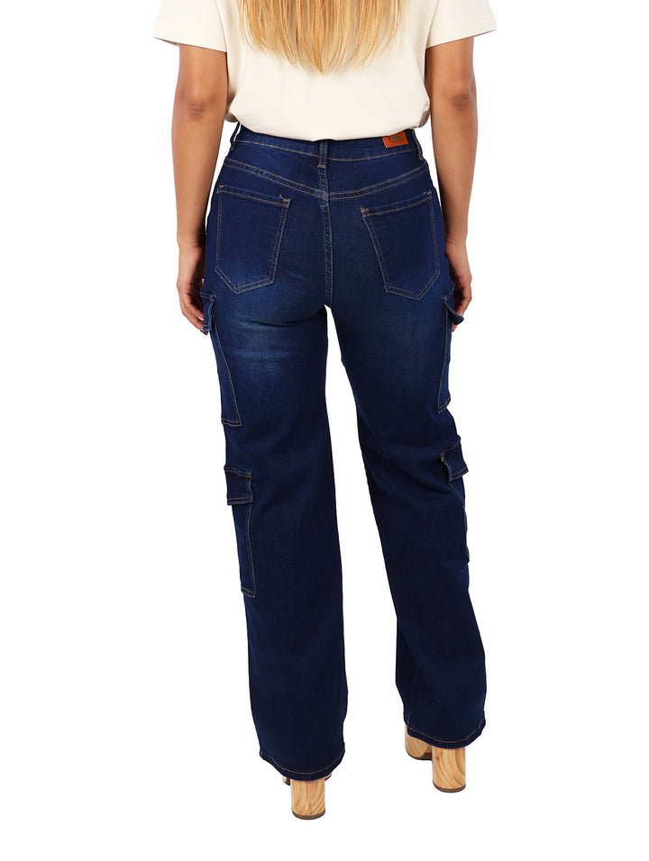 Pantalones cargo de mezclilla color azul oscuro con bolsillos laterales y costuras doradas.