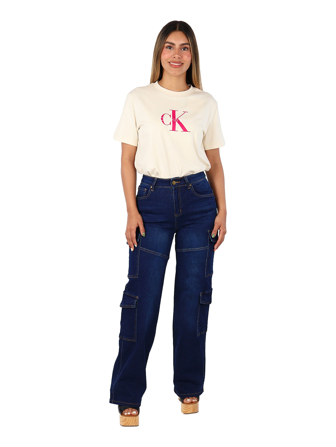 Pantalones cargo de mezclilla color azul oscuro con bolsillos laterales y costuras doradas.