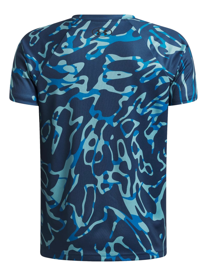 Camiseta deportiva Under Armour de manga corta con estampado de camuflaje en tonos azules y logo negro frontal.