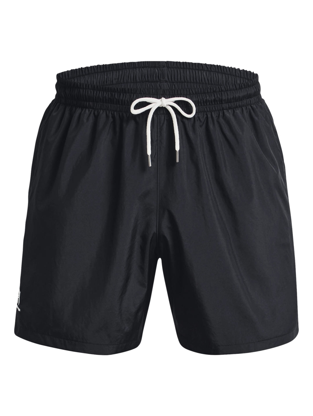 Hombre vistiendo pantalones cortos deportivos Under Armour en color negro.