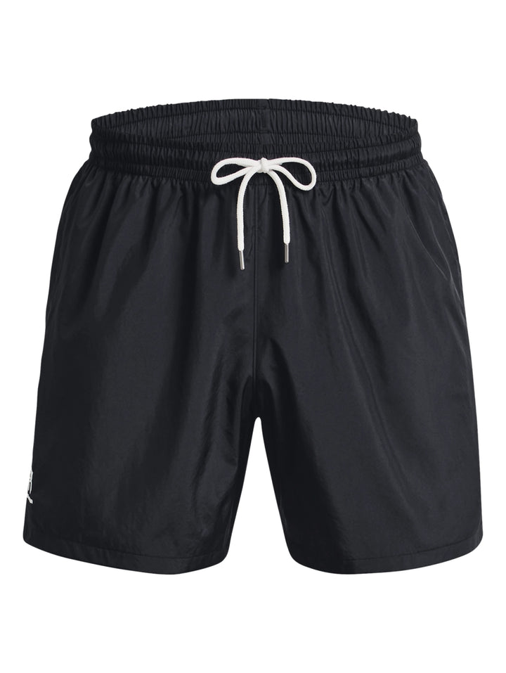 Hombre vistiendo pantalones cortos deportivos Under Armour en color negro.