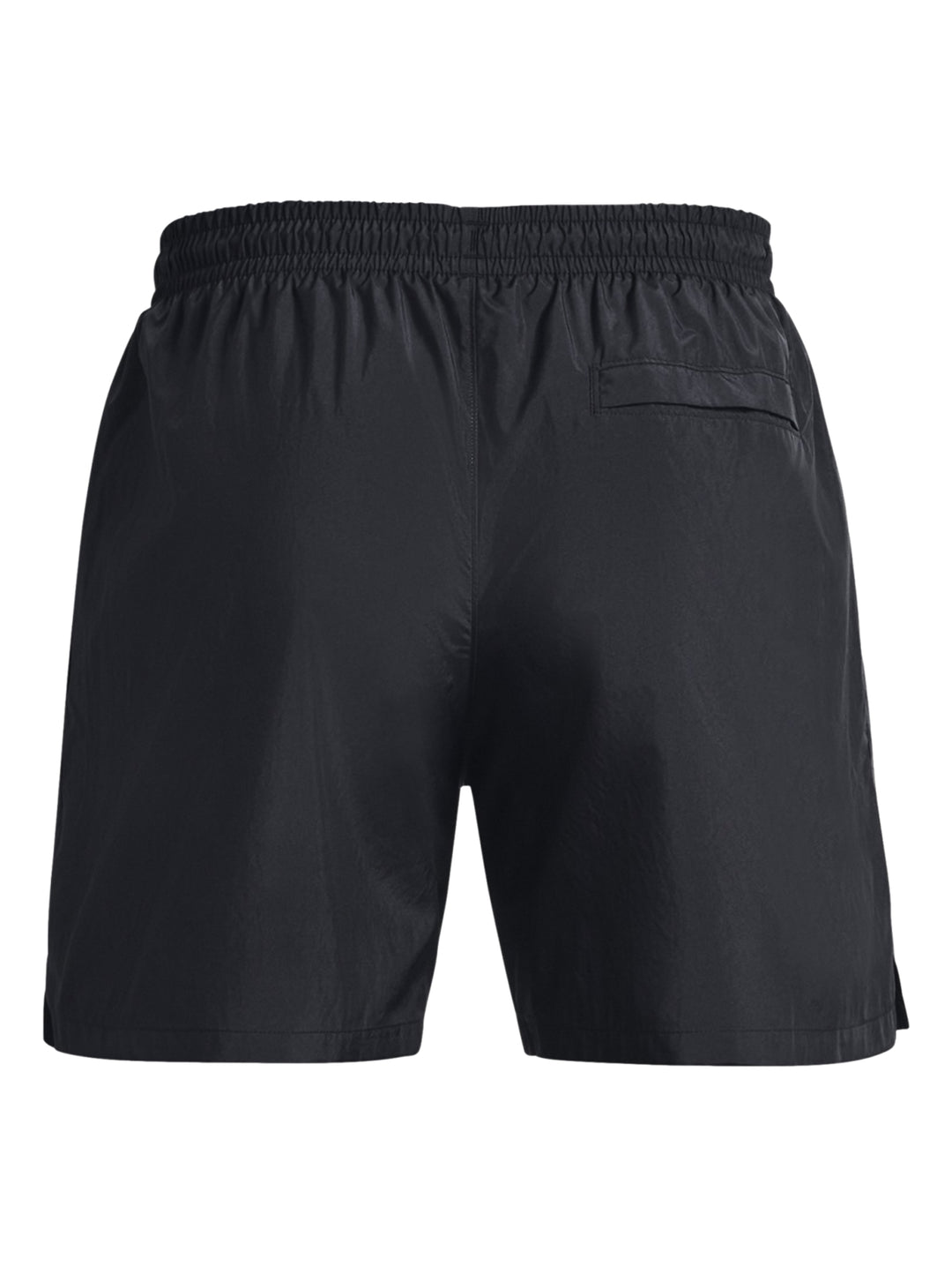 Hombre vistiendo pantalones cortos deportivos Under Armour en color negro.