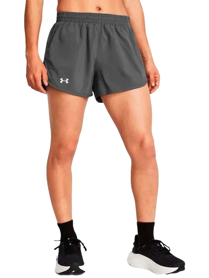 Shorts deportivos de color gris marca Under Armour con cintura elástica.