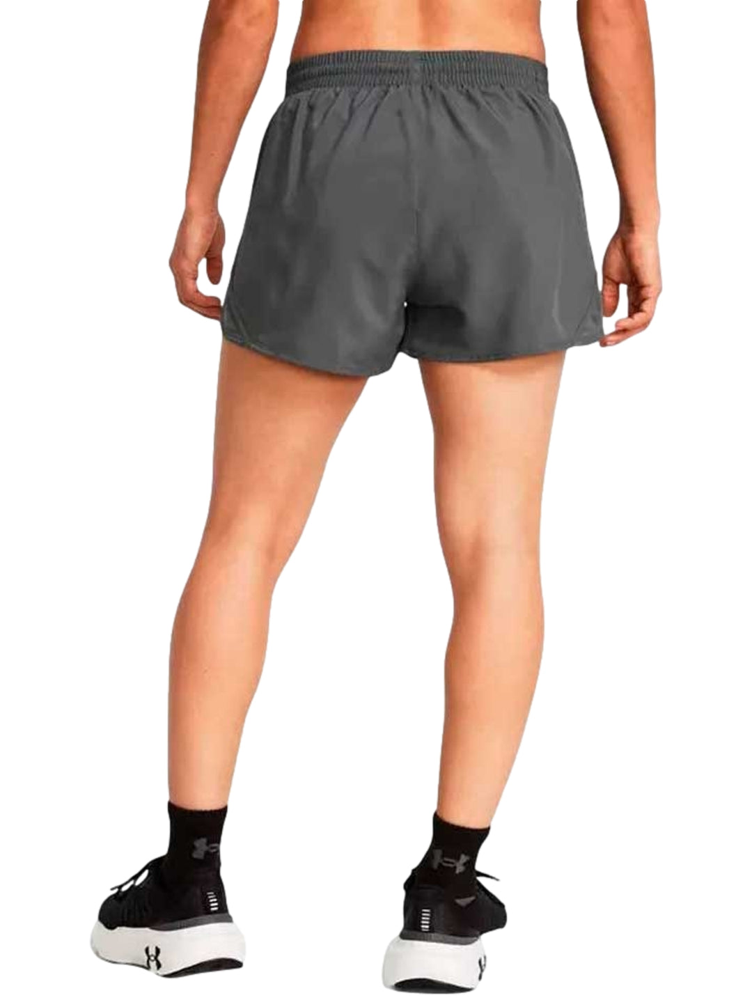 Shorts deportivos de color gris marca Under Armour con cintura elástica.