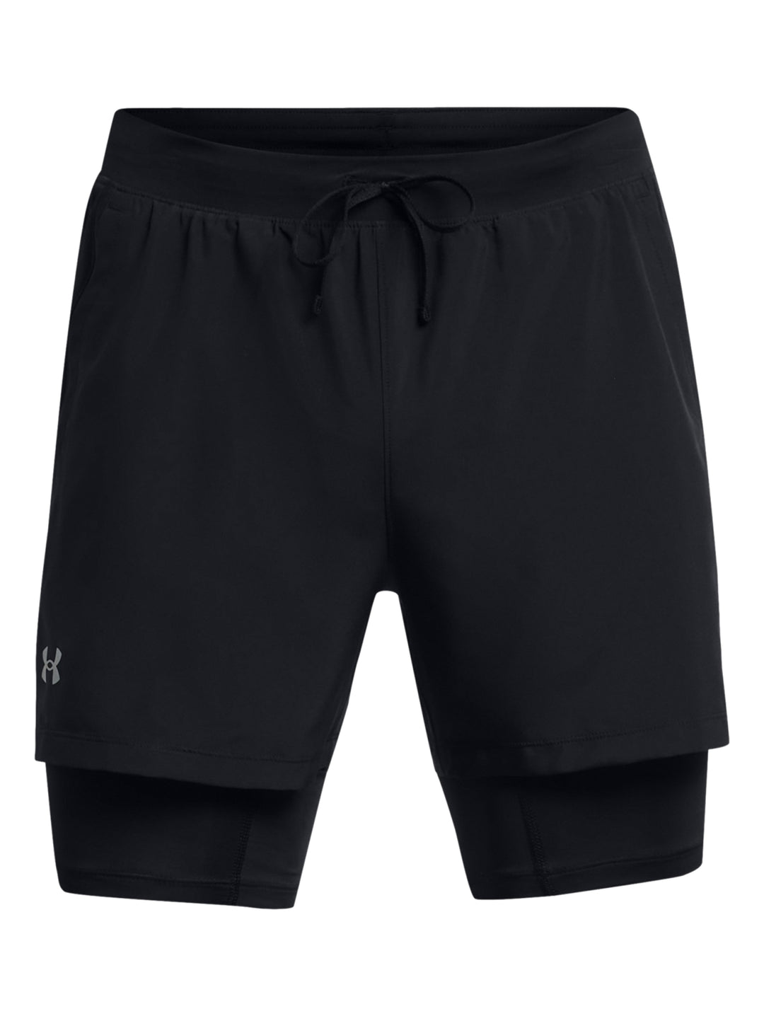 Hombre vistiendo shorts deportivos 2 en 1 de color negro marca Under Armour.