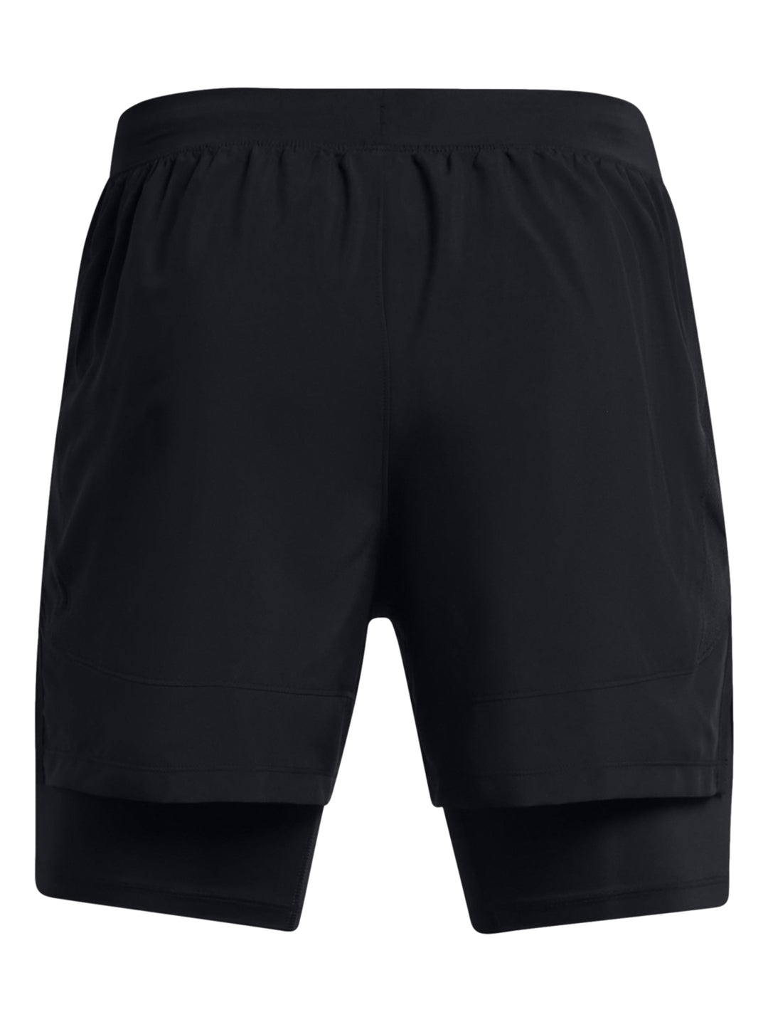 Hombre vistiendo shorts deportivos 2 en 1 de color negro marca Under Armour.
