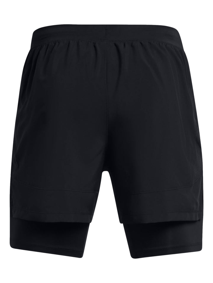 Hombre vistiendo shorts deportivos 2 en 1 de color negro marca Under Armour.