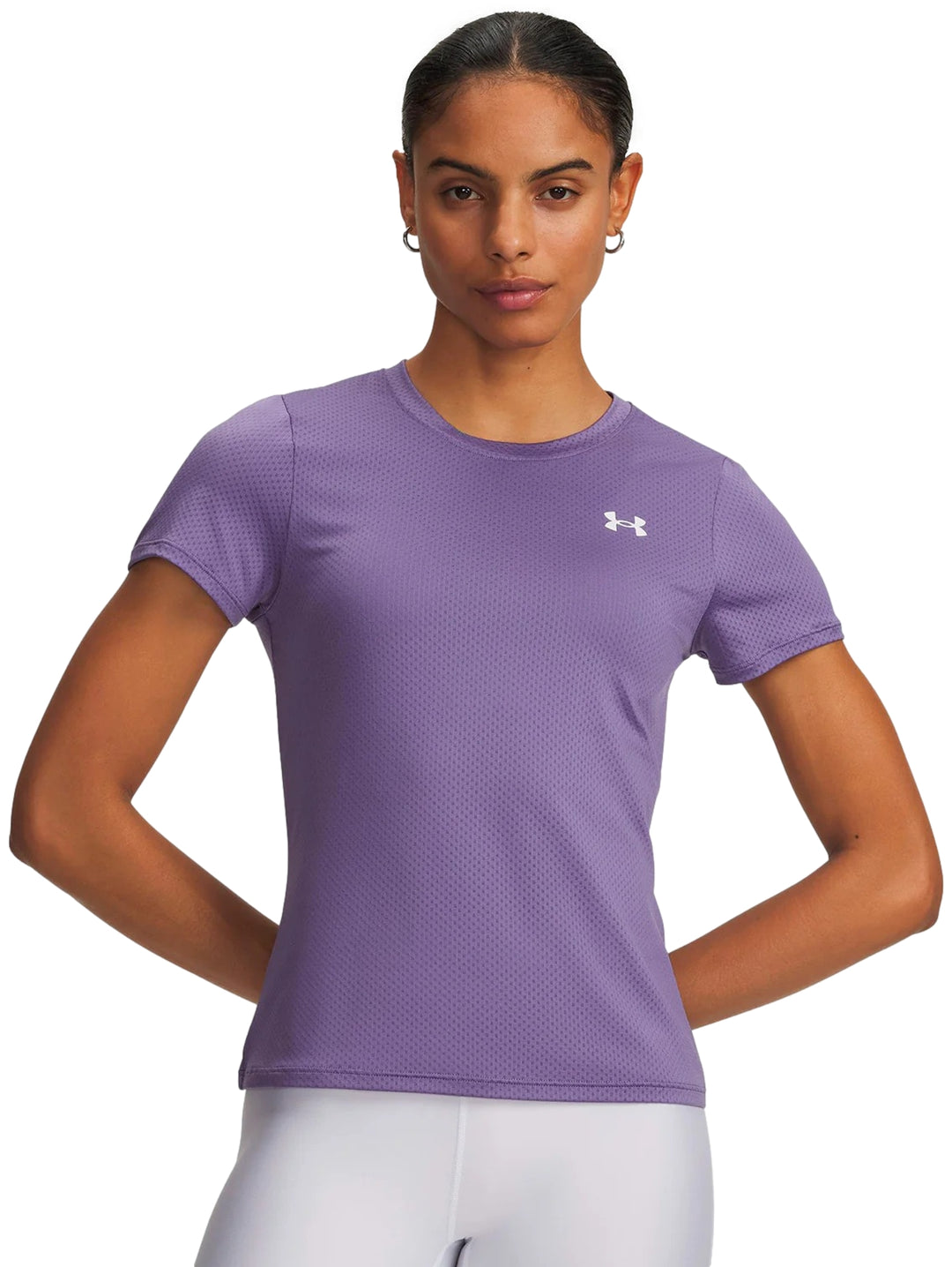 Camiseta deportiva morada de manga corta Under Armour con textura de malla para mujer.