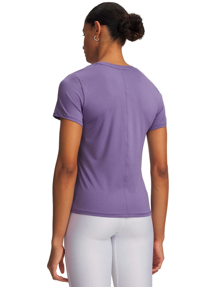 Camiseta deportiva morada de manga corta Under Armour con textura de malla para mujer.