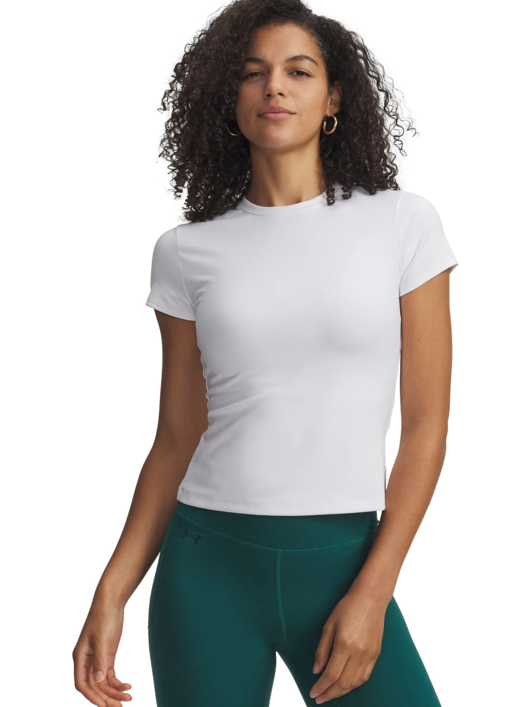 Mujer vistiendo camiseta deportiva blanca ajustada de manga corta Under Armour.