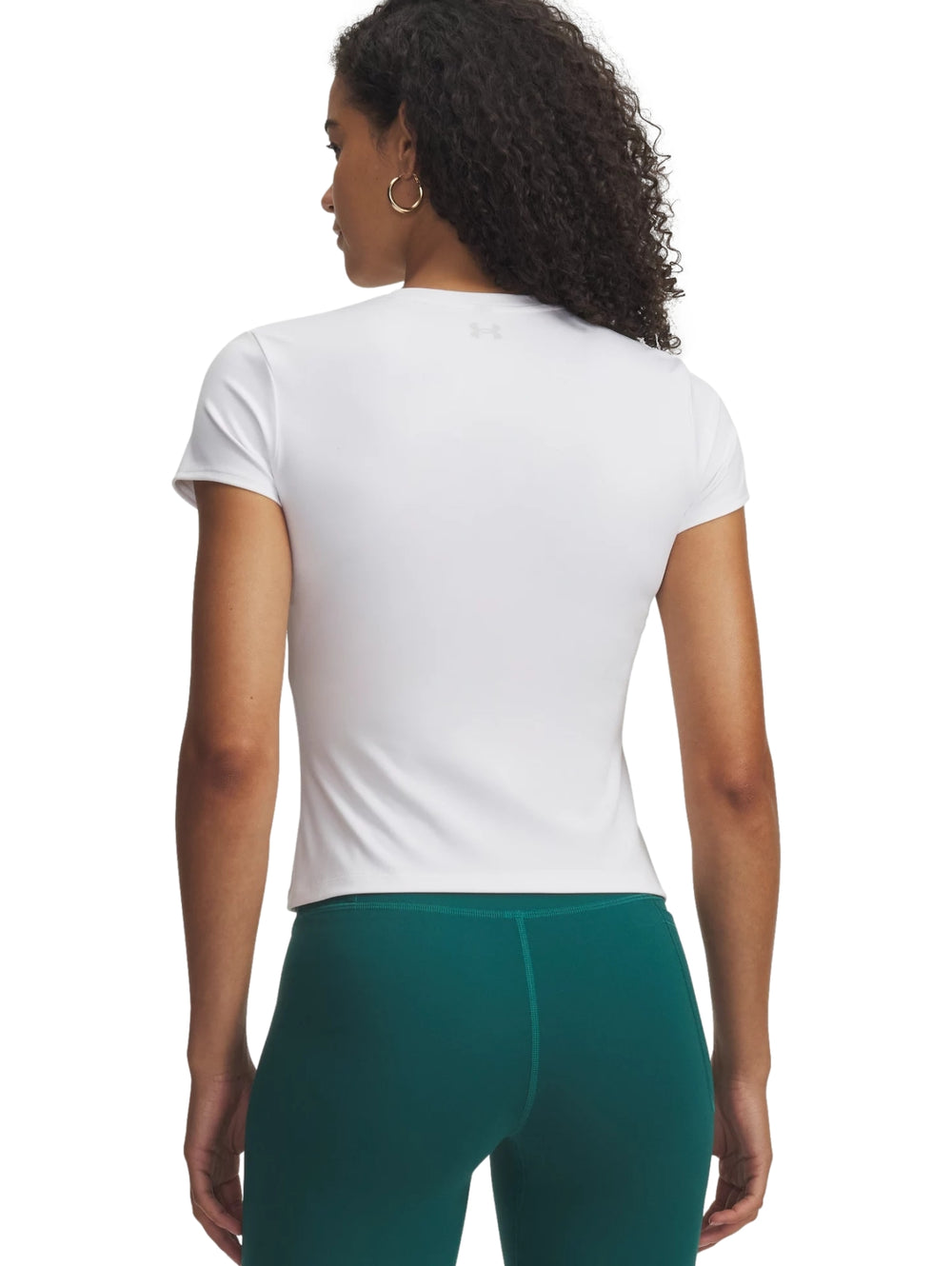Mujer vistiendo camiseta deportiva blanca ajustada de manga corta Under Armour.