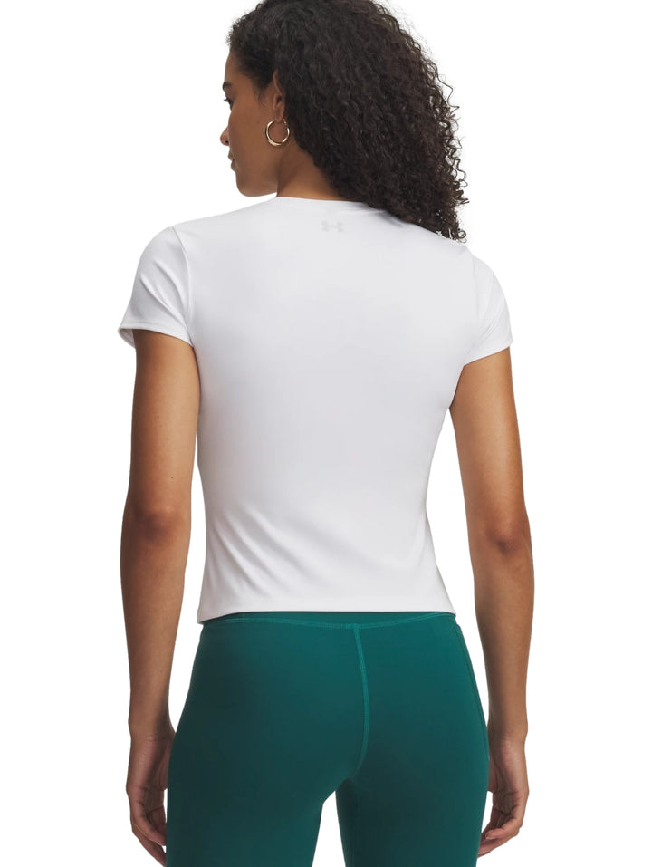Mujer vistiendo camiseta deportiva blanca ajustada de manga corta Under Armour.
