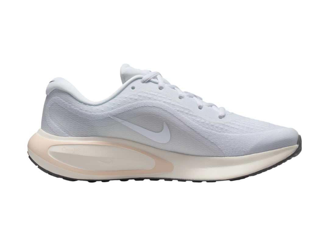 Tenis Nike Journey Run en color blanco con detalles en beige y suela amortiguada.